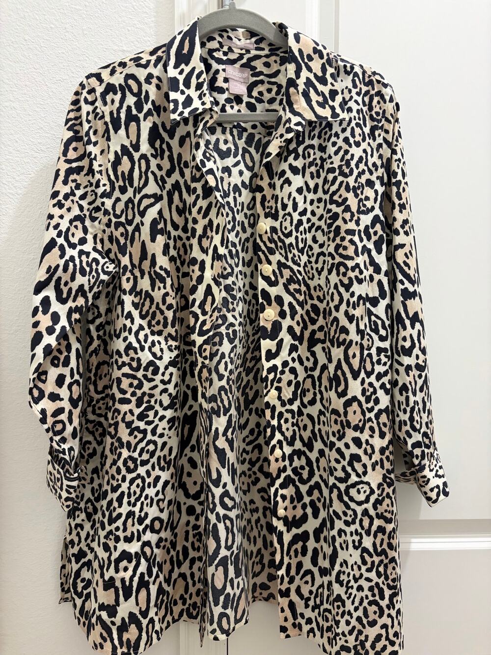 Chico’s Size 1 Leopard Print Button Front Blouse Cotton Stretch 3/4 Roll Tab Top